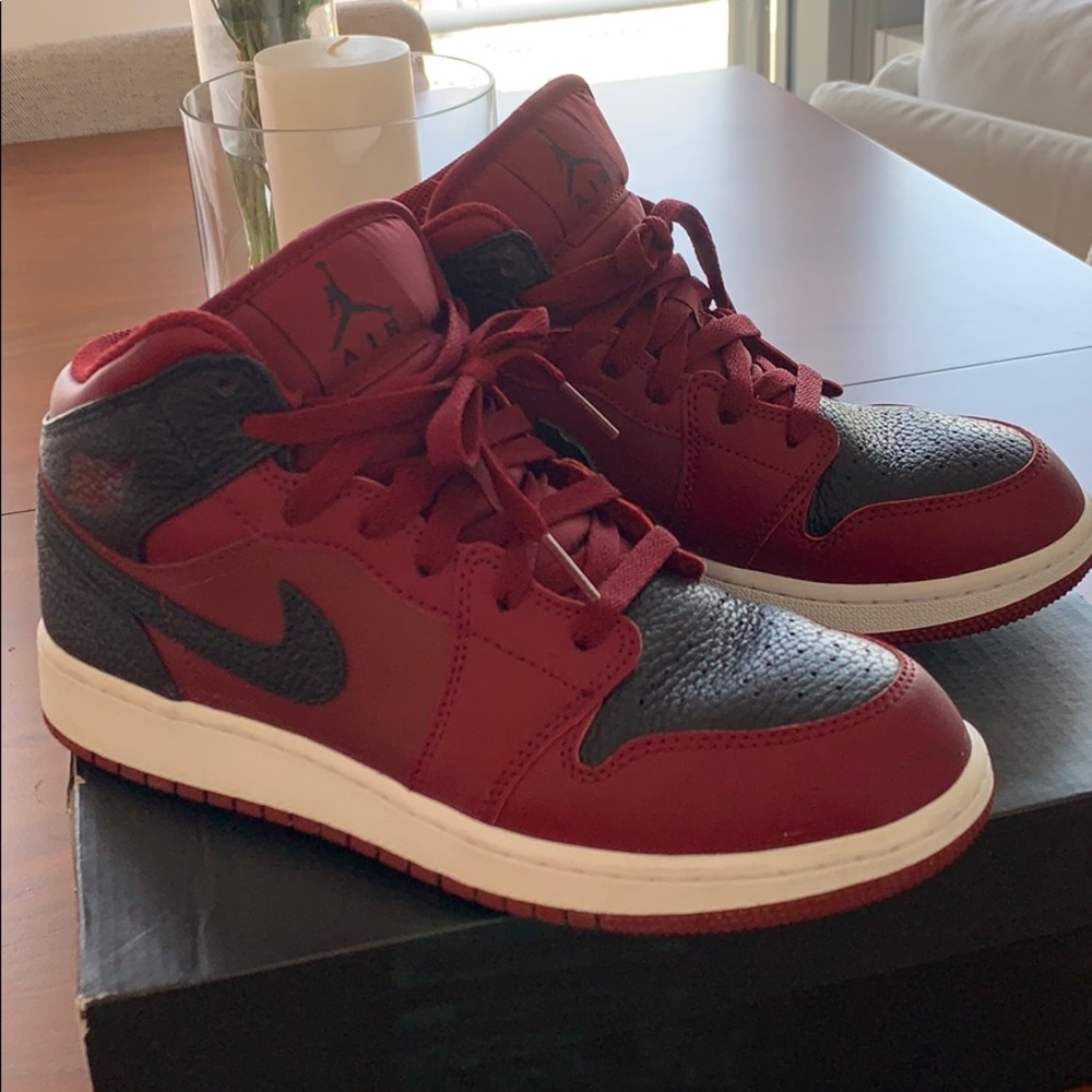 AIR JORDAN 1 RETRO MID GS 'TEAM RED BLACK - Picture 3 of 6